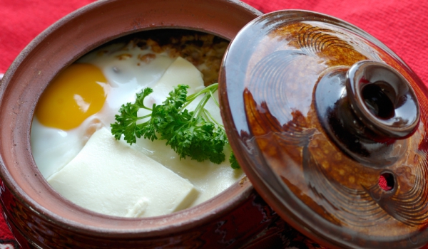 Яйца с шунка и сирене в гювече