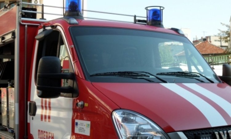 Два екипа гасиха пожар в склад за дрехи в Момчиловци