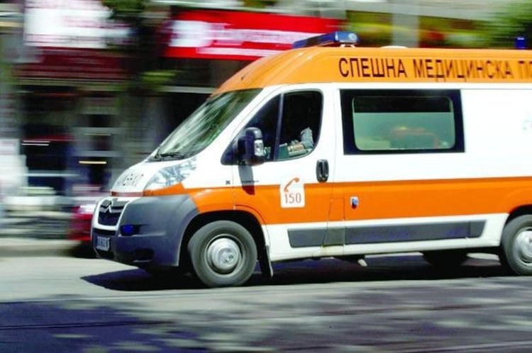 Дете и мъж загинаха след удар в тир, в кома са други две деца