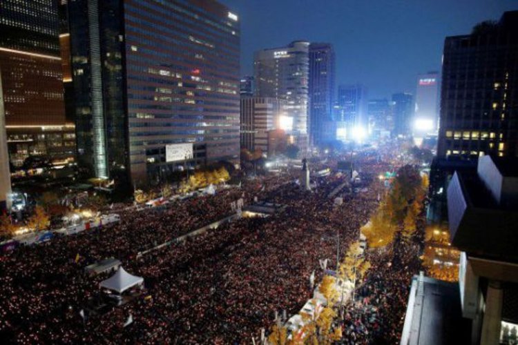Стотици хиляди на протест с искане за оставката на президента на Южна Корея