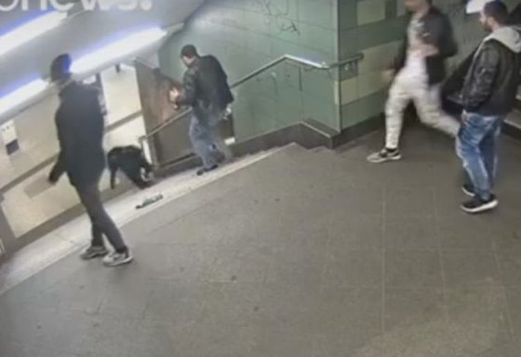 Брутално нападение над жена в метрото в Берлин (видео)
