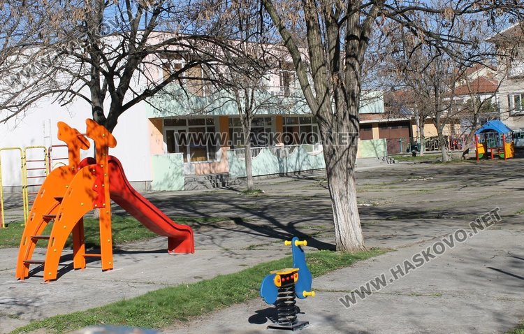 Слагат нови люлки в дворовете на шест димитровградски градини