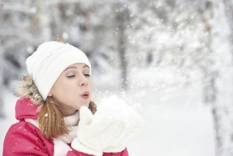 Първи сняг в Хасково, продължава да вали и застудява