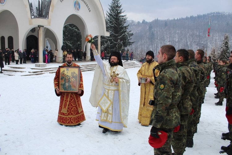 Студът не спря смолянчани, на няколко места в града младите мъже се бориха за разпятието