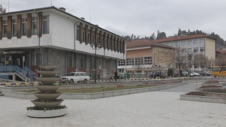 ЧСИ си търсят 238 хил. общински дълг от 300 жители и фирми в Неделино