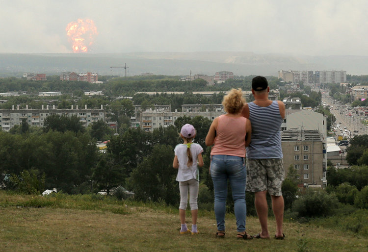 Извънредно положение в района на взривилия се склад за боеприпаси в Сибир (видео)