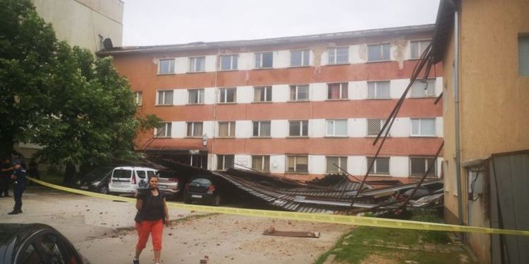 Ураганен вятър откъсна покрива на Военното окръжие във Враца и го стовари върху коли и къщи
