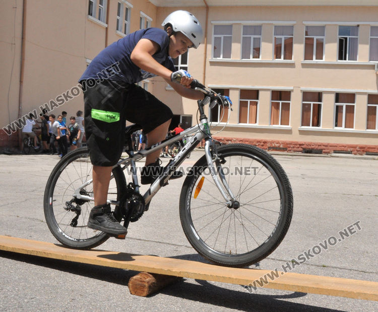 Ремонтират двора на ОУ „Климент Охридски“ за 125 000 лева