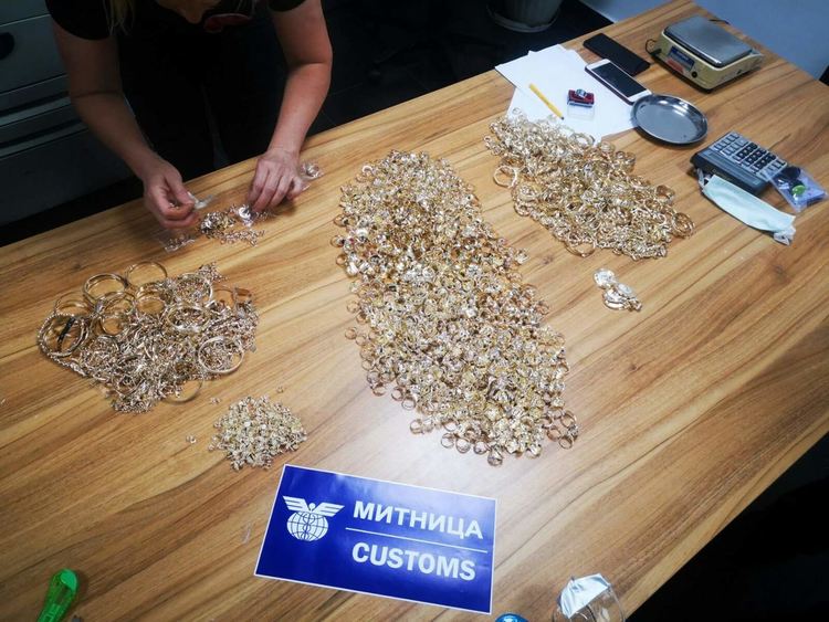 Турски шофьори пробваха да минат у нас с контрабандно злато за над 1 млн.лв. 