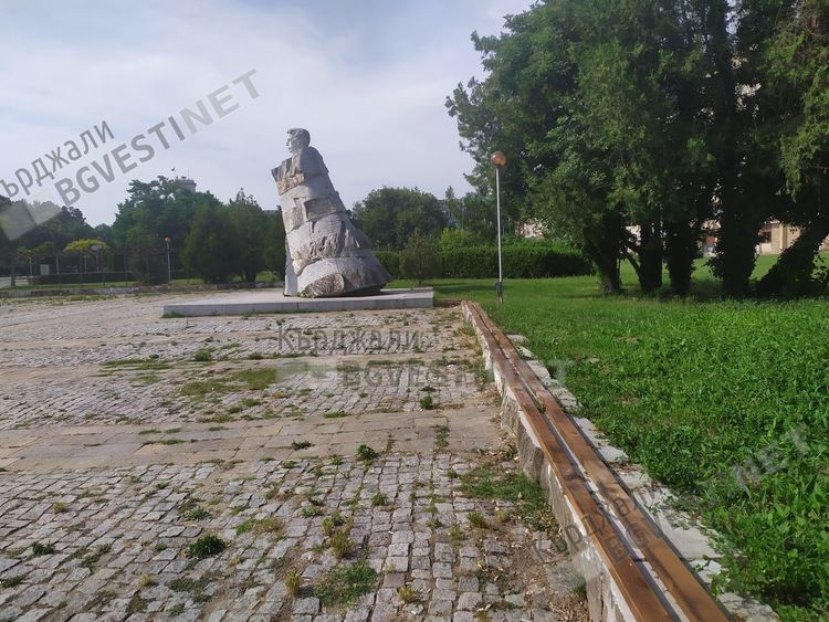 Възстановиха пейките до паметника на Апостола след публикация на Кърджали бг вести, стягаме се за годишнина от рождението му