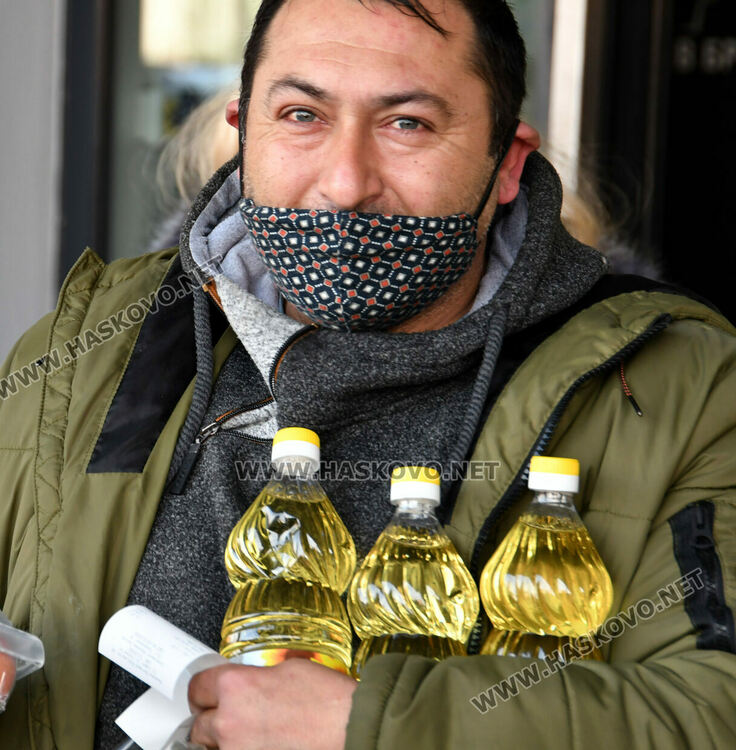 Олиото ми е злато, опашки за 3 лв. бутилка