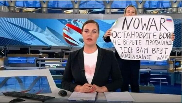 Протестираща се появи зад водещата на руска телевизия с плакат срещу войната в Украйна
