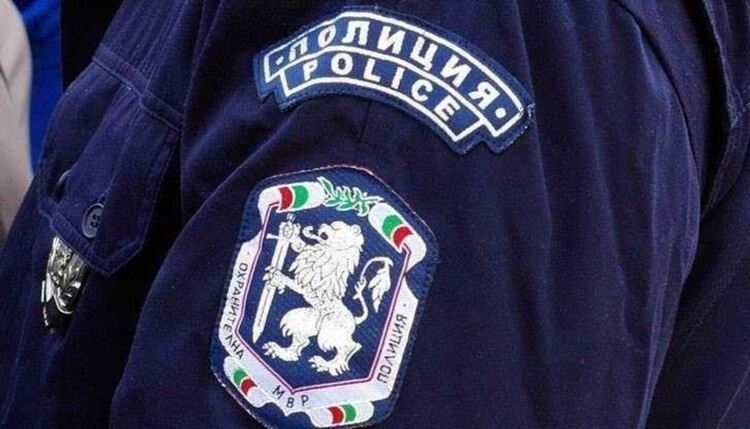 Полицаи и надзиратели правят палатков лагер в знак на протест