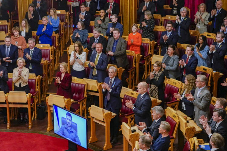 Зеленски пред норвежкия парламент: Европа да затвори пристанищата си за руски кораби