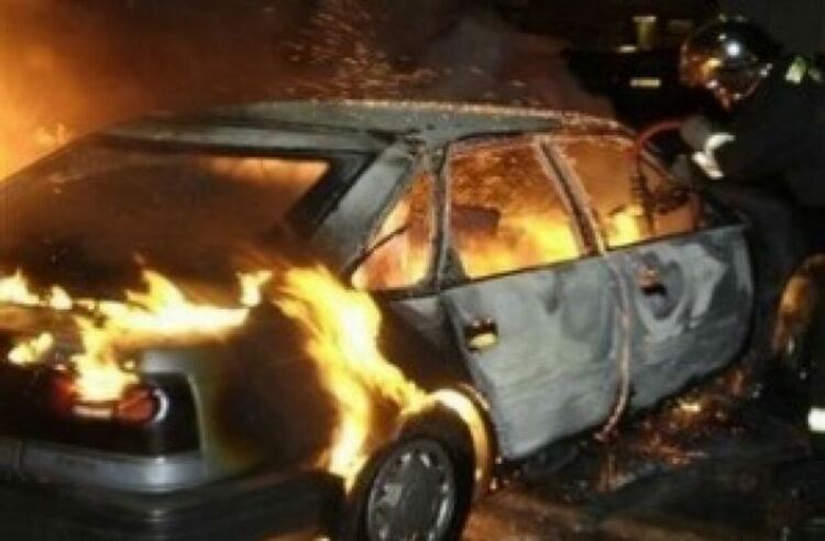"Фолксваген" се запали след късо съединение в Бенковски