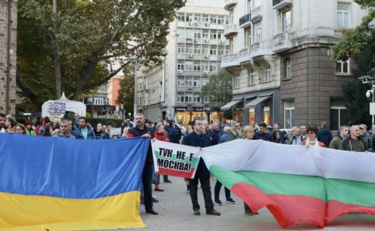 Протест пред президентството: Радев е поZор. Тук не е Москва