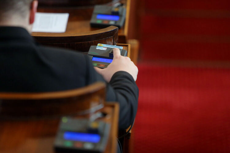 Парламентът прие на първо четене забрана за износа от България на руски суров нефт и нефтопродукти