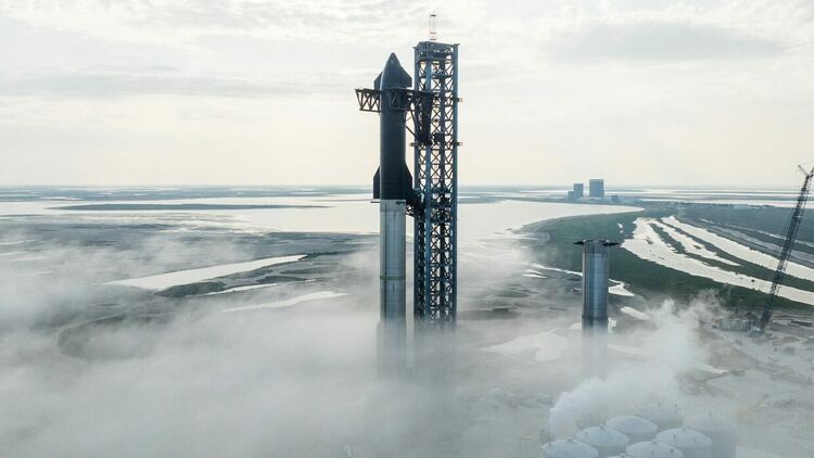 SpaceX отложи изстрелването на свръхтежката си ракета