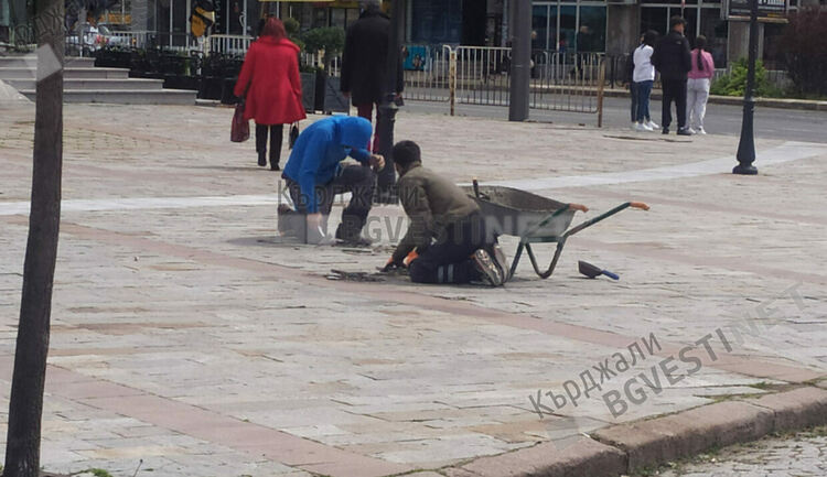   За „ползата” от разбитите тротоарни плочки в Кърджали, непълнолетни наркомани крият под тях дрогата си