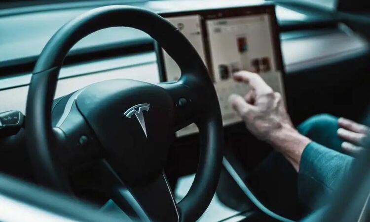 Хакери откриха скрит „режим Elon” в колите Tesla