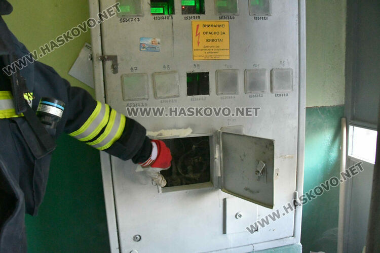 Запалено електрическо табло вдигна на крак пожарникари