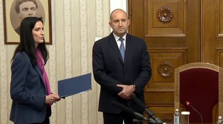Мария Габриел върна мандата за състав на правителството изпълнен на президента