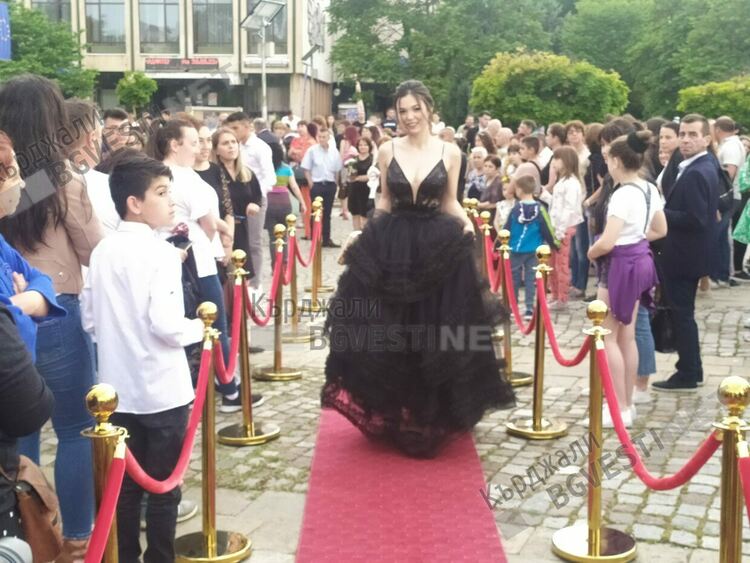  Започна изпращането на зрелостниците в Кърджали, абитуриентите се готвят за Червения килим пред паметника на Апостола