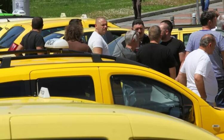 Таксиметрови шофьори протестират в 6 града в подкрепа на свой колега