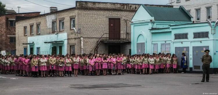 „Тук е адът“: В колония №4 в Беларус затварят жени в клетка