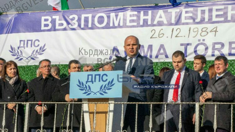 Ахмед Доган става нежелан от всички