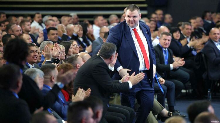 Те смениха господаря: кметовете на Делян Пеевски