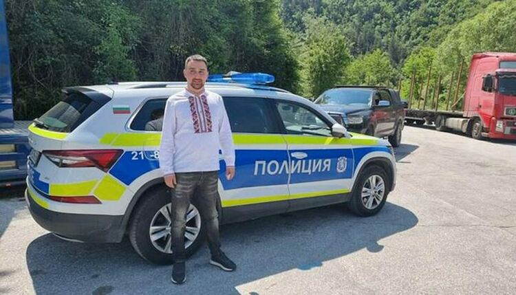 Тодор Батков-син с призовка от полицията след премахване на огради на гръцка територия