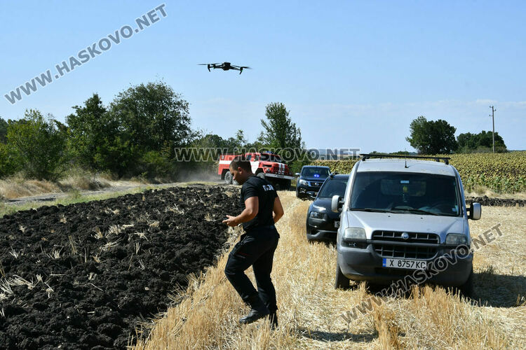 Голям пожар южно от Въгларово, огънят настъпва към селото, вятърът е почти 40 км в час