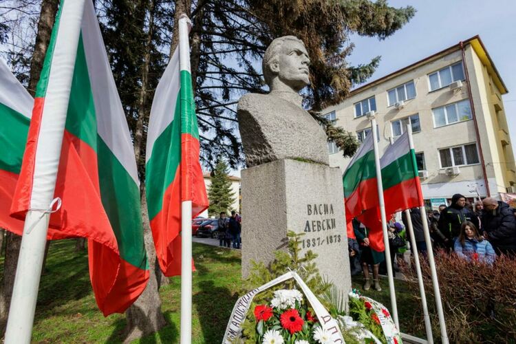 Стотици перничани сведоха глава в памет на Апостола на свободата – Васил Левски