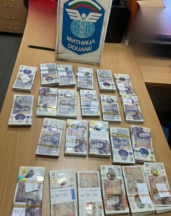 Откриха 41 400 британски лири и 33 050 евро в два товарни автомобила и кола