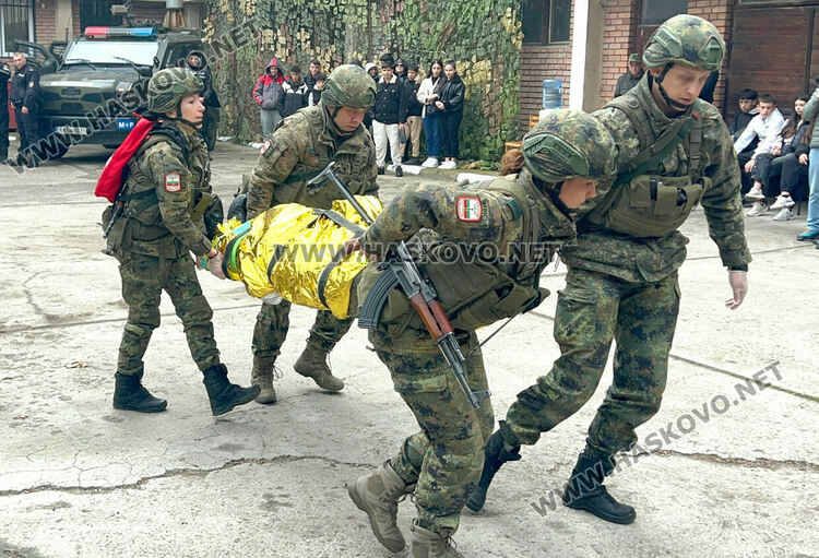 Демонстрираха професията на военните лекари и бойните санитари пред ученици