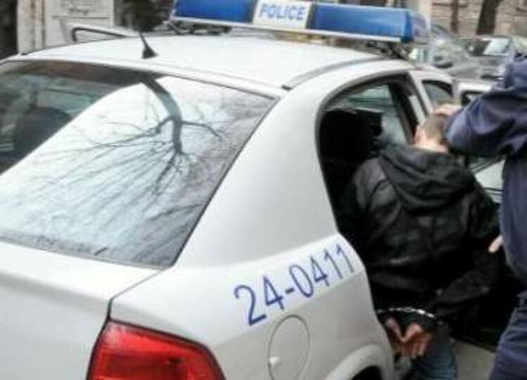 Хванаха двама непълнолетни след кражба на дрехи от магазин в Хасково 