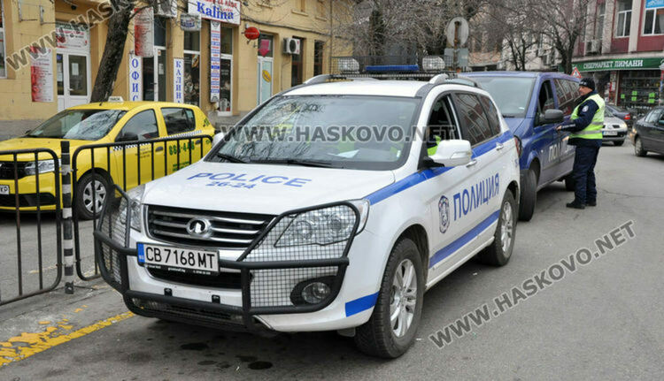 Задържаха трима за дрога, хванаха и безакцизни цигари в автобус