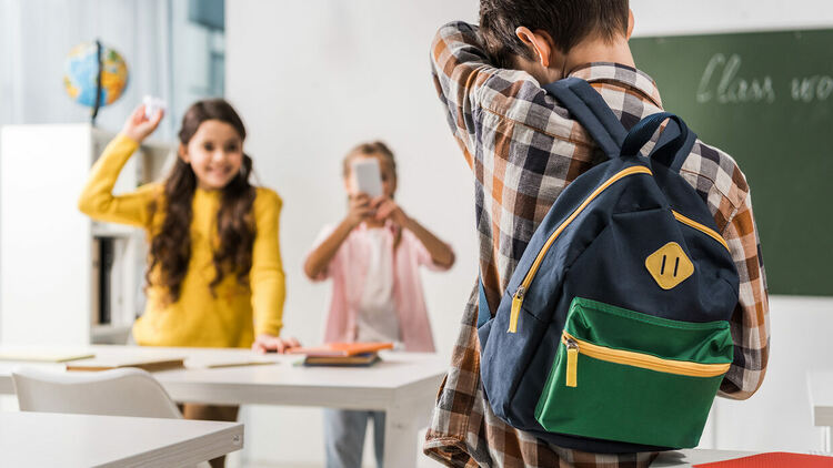 Кибертормоз, фалшиви новини и влияние на социалните медии – темите, които най-силно вълнуват учителите за онлайн безопасността на учениците