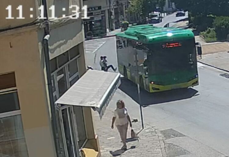 Съставиха акт на пешеходеца, ритнал автобус в Хасково