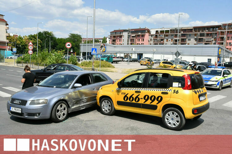 Такси се заби в „Ауди“ на кръстовището до УНСС в Хасково