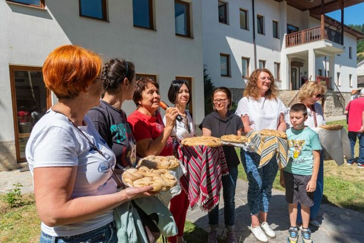 Популярни лектори, дихателни практики и обреден хляб с квас събраха публика на фестивала „Здравей, Здраве!“ в Момчиловци