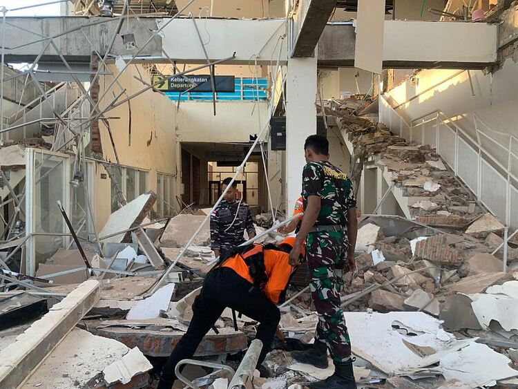 Земетресение с магнитуд 7,7 по Рихтер удари Индонезия, жертвите са над 30