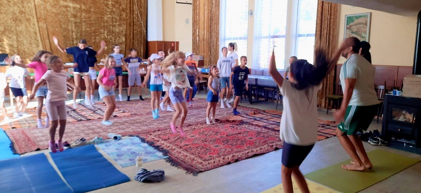 Деца твориха, спортуваха и учиха за добротата с „Родопска природна академия“ в читалището в Могилица