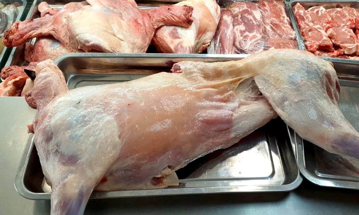Иззеха над 300 кг млечни продукти и овча лой от кола и автобус