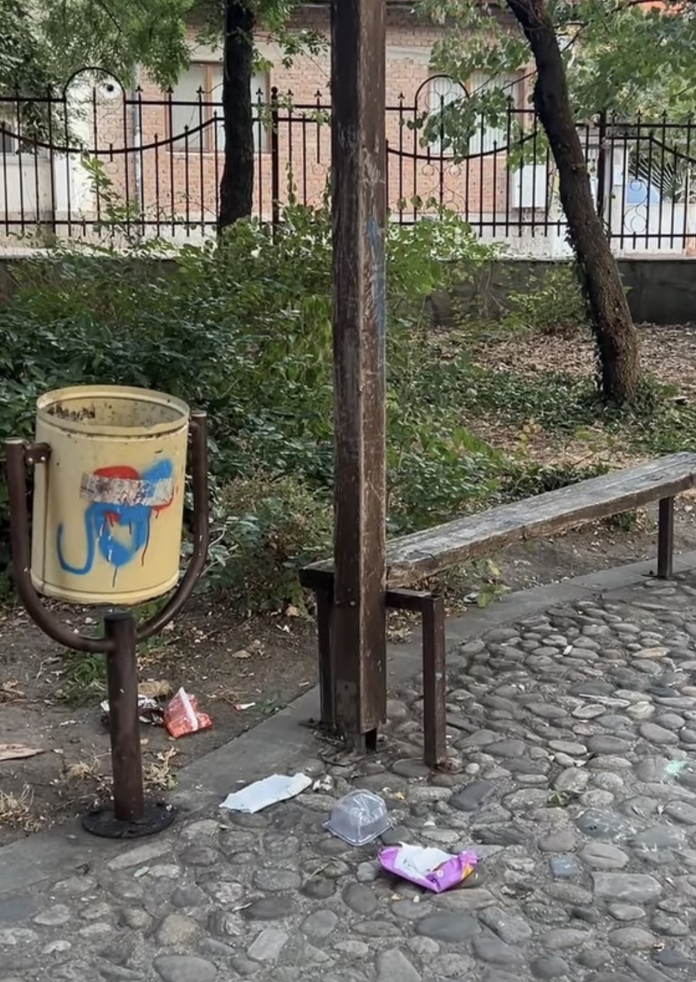 Градската градина осеяна в боклуци