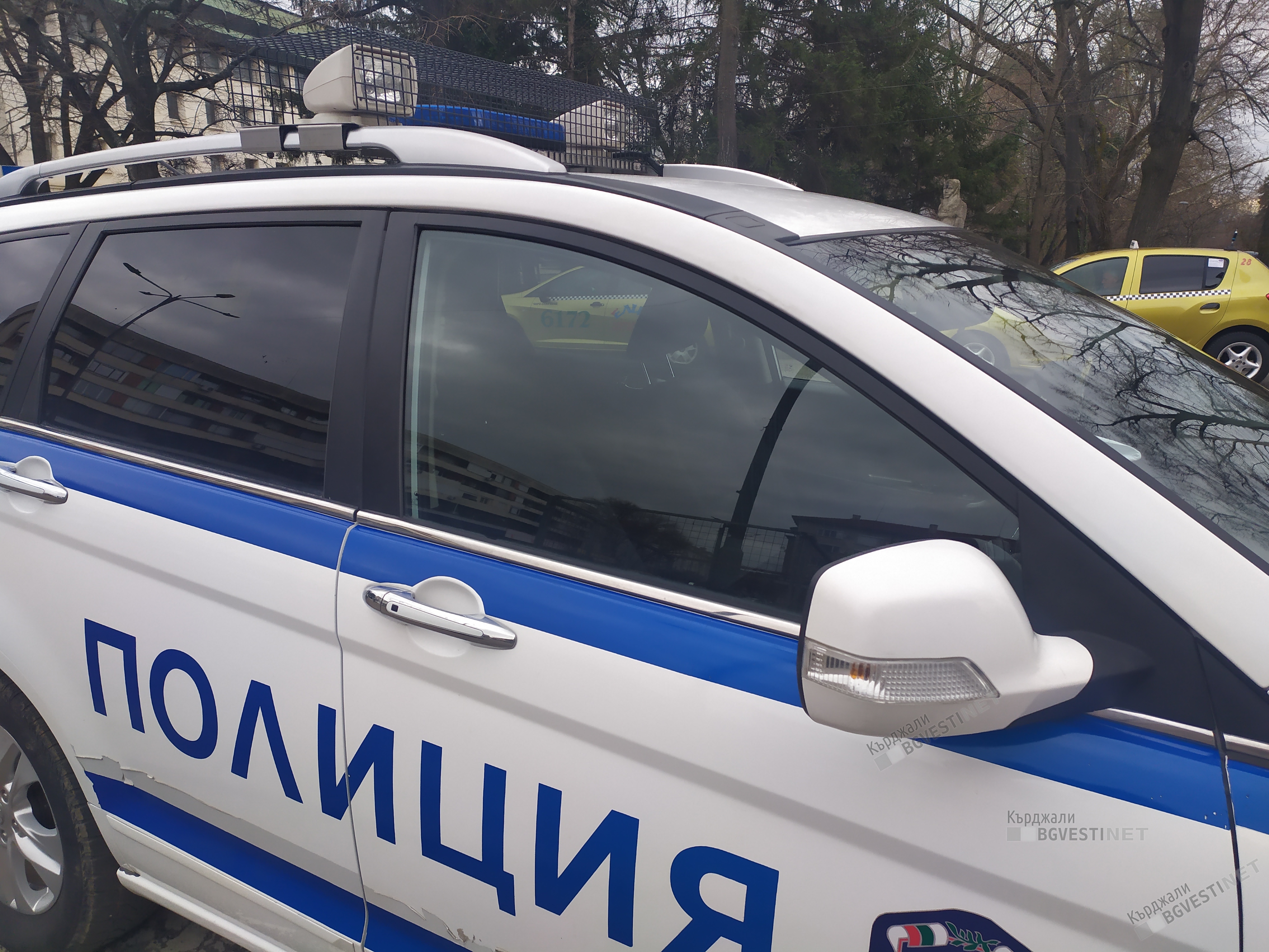 Автомобил блъсна паркирано превозно средство в ранната утрин днес в Кърджали,няма пострадали