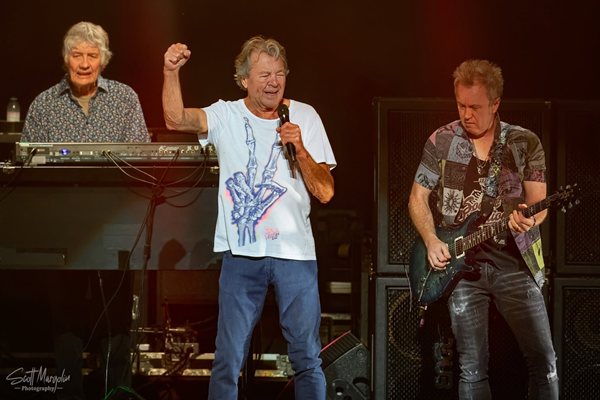Deep Purple започват европейското си турне от София, опашка за автографи на летището