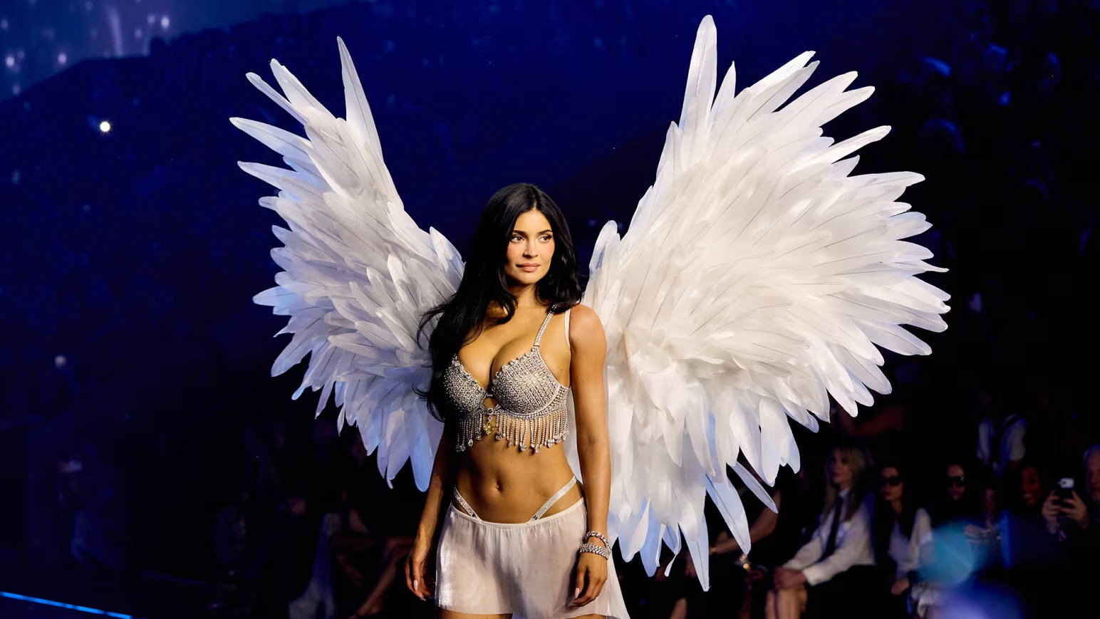 Victoria's Secret рестартира фантазията си с диамантен сутиен за 50 милиона долара