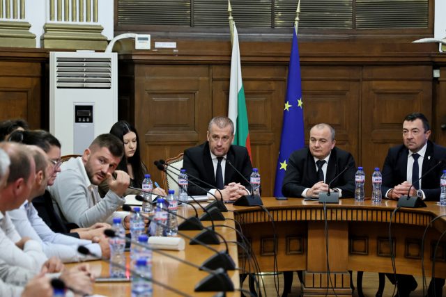 Зърнопроизводителите търсят релси, по които да изнасят 2.3 млн. тона жито